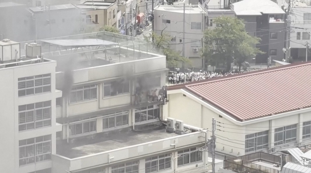 Crianças aguardando resgate durante incêndio em escola em Tóquio, no Japão